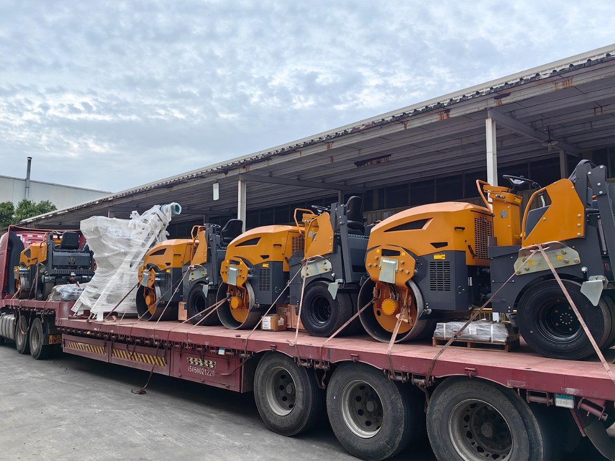 發(fā)往俄羅斯圣彼得堡20臺(tái)思拓瑞克雙鋼輪、鋼膠壓路機(jī)裝柜進(jìn)行時(shí)···