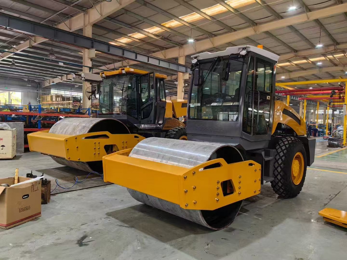 山東思拓瑞克公司17臺(tái)中大型雙輪壓路機(jī)出口英國伯明翰